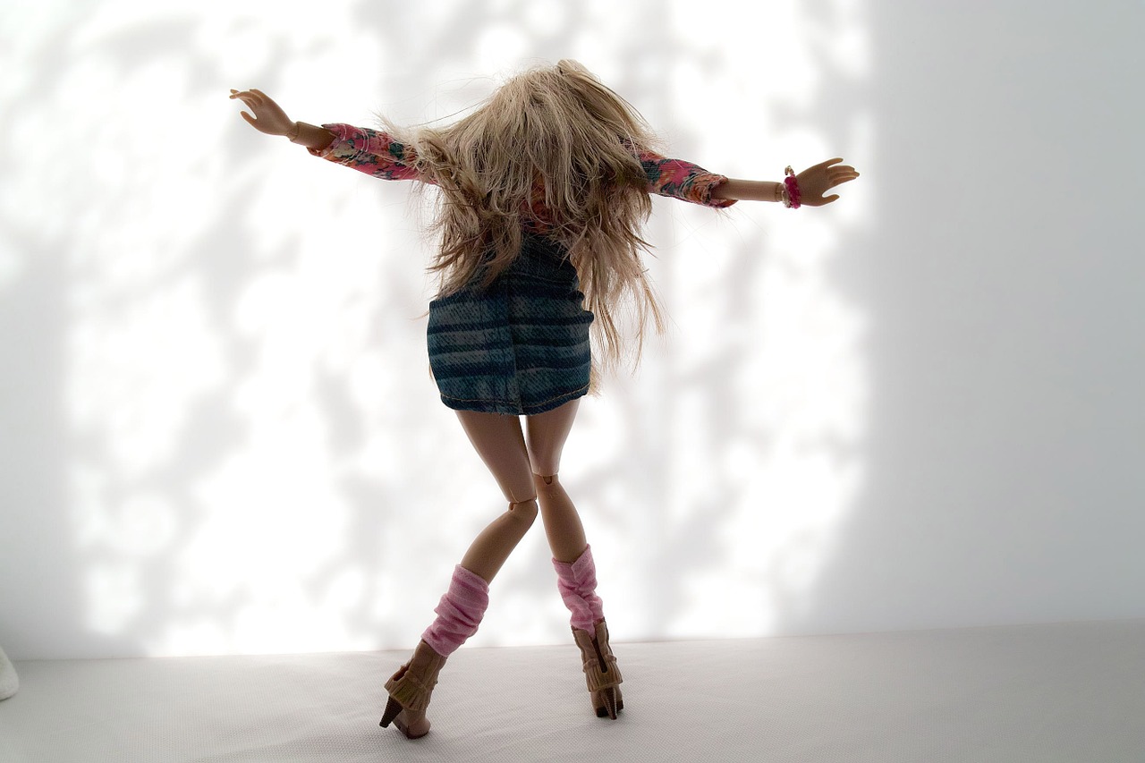 Pictures of dancing dolls