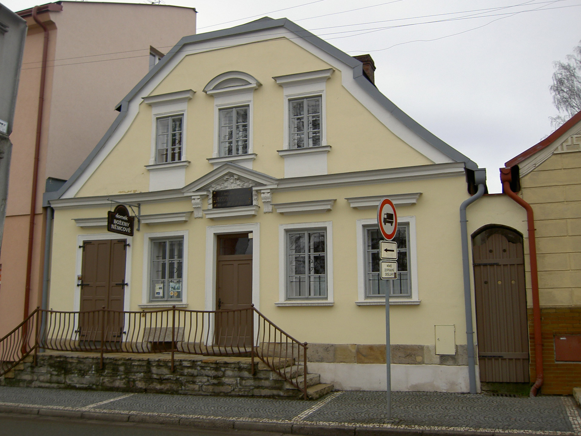 house landmark red kostelec free photo