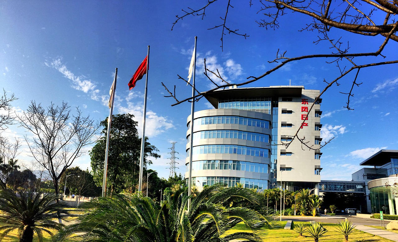 dongfeng nissan blue sky and white clouds sunny free photo