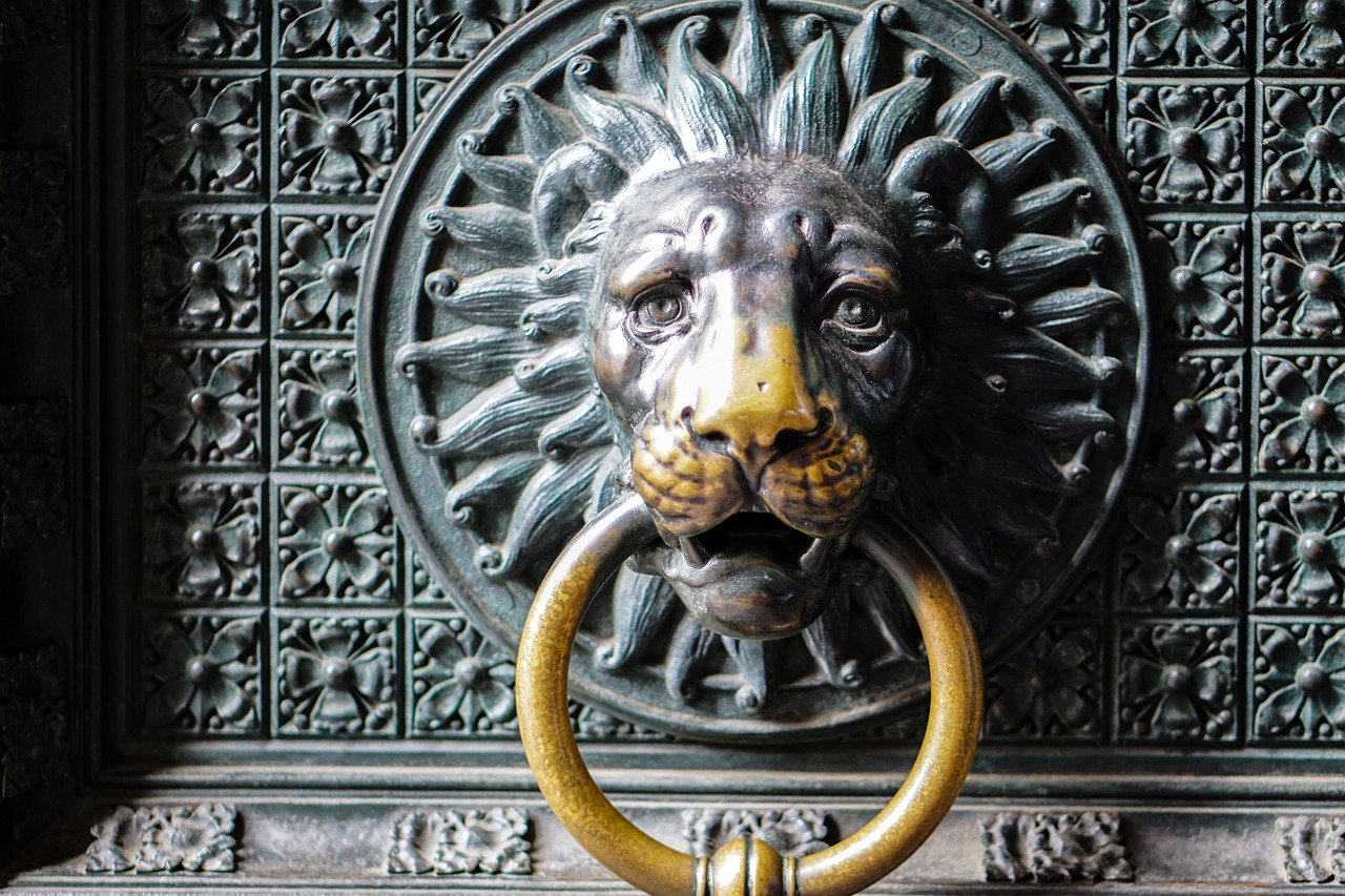 Download free photo of Door,lion head,lion,door knob,metal - from needpix.com