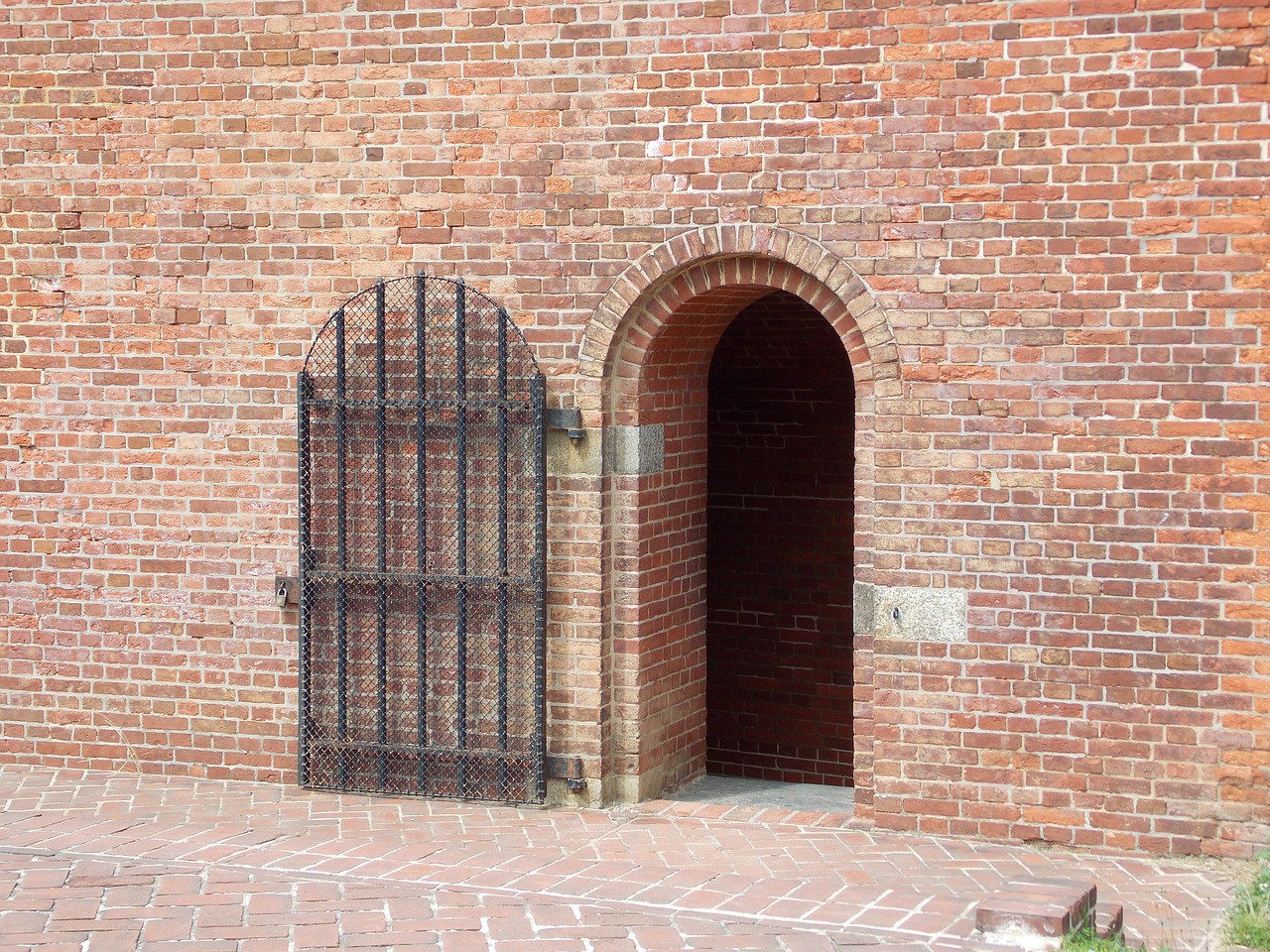 door grate building free photo