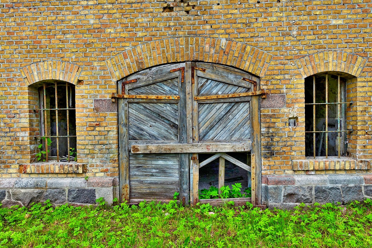 door ruin barn free photo