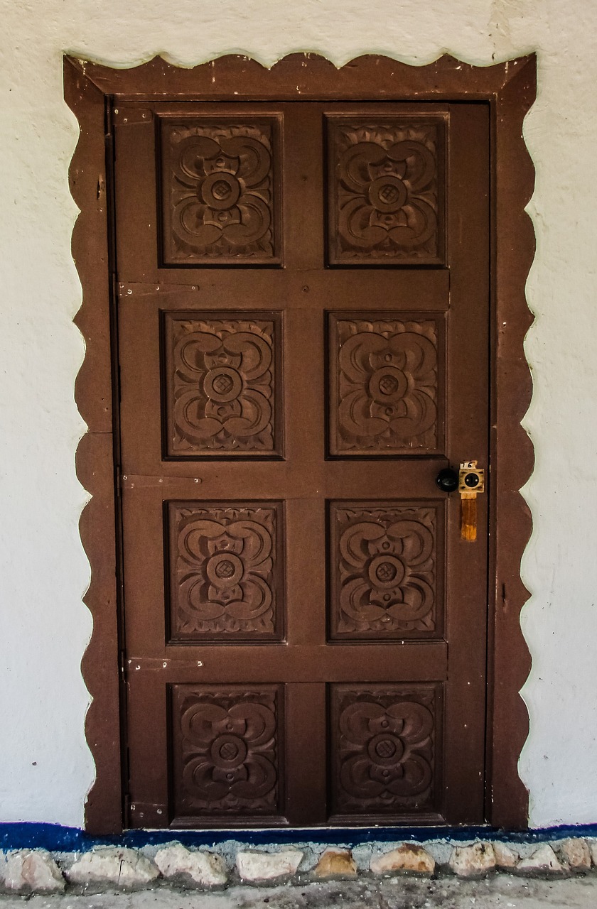 door traditional moldavian free photo