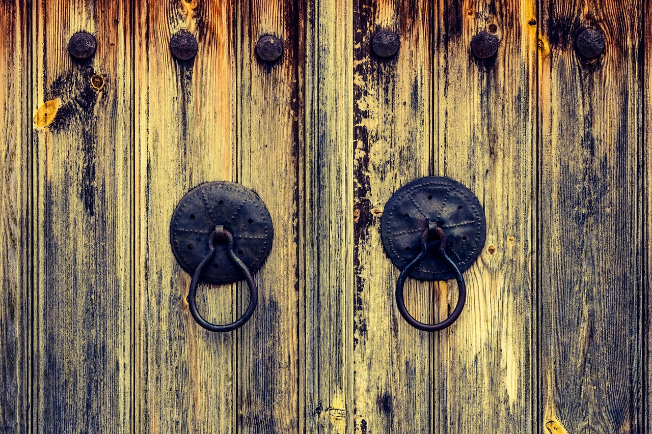 door wooden knocker free photo