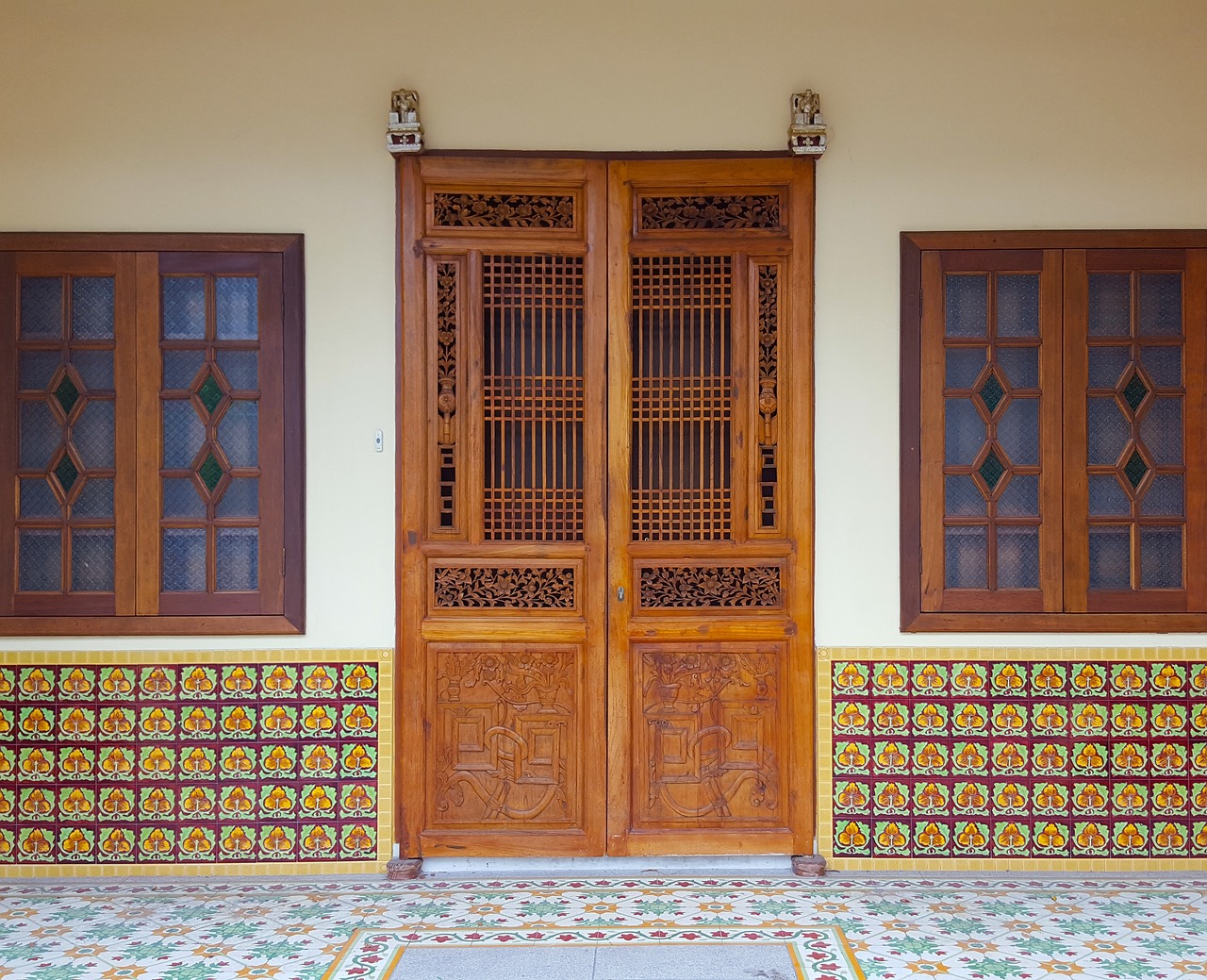 door wooden exterior free photo