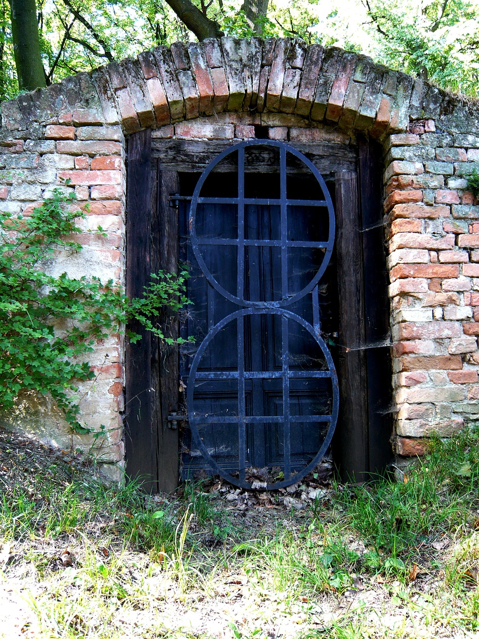 door grid iron free photo