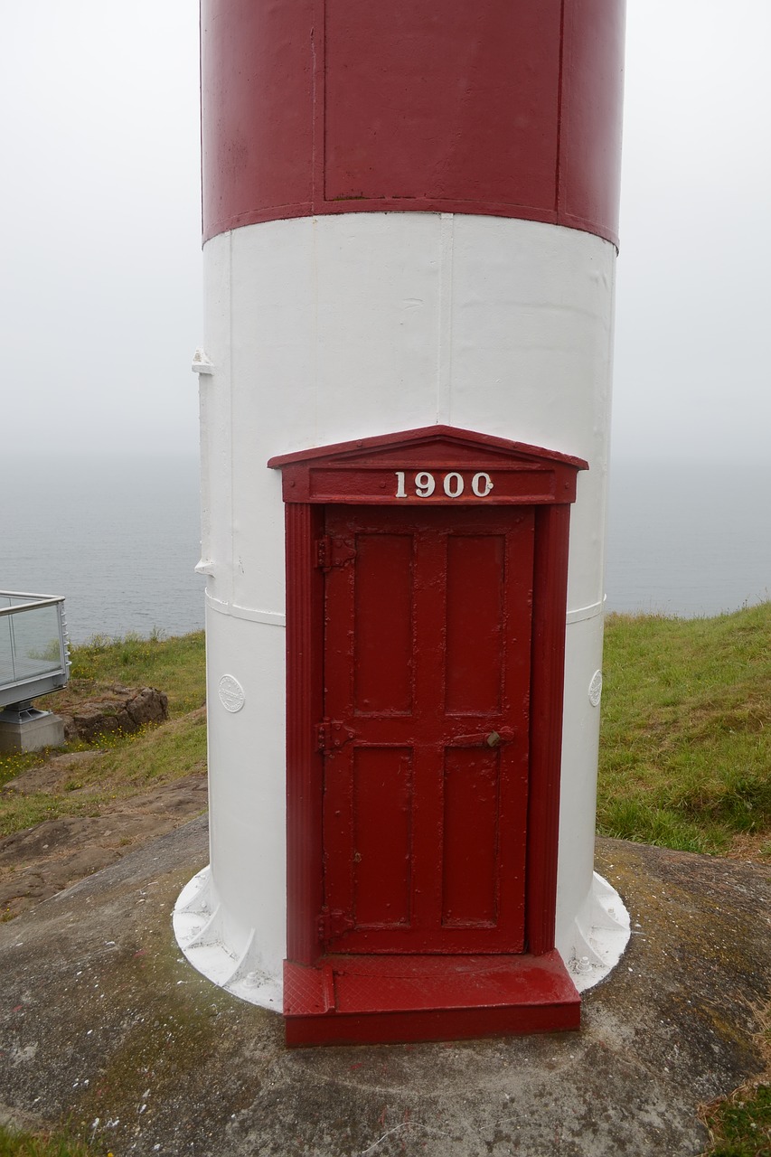 door lighthouse red free photo