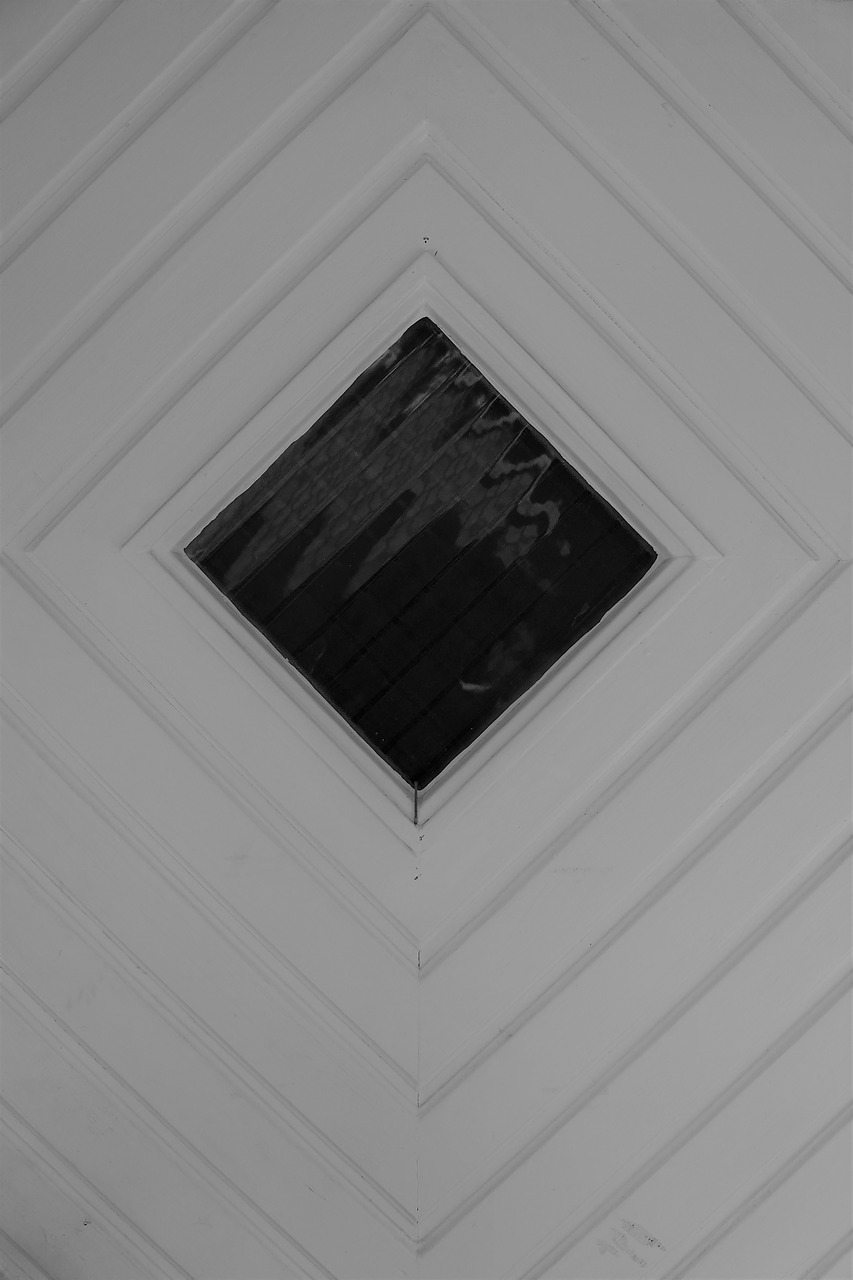 door white diagonal free photo