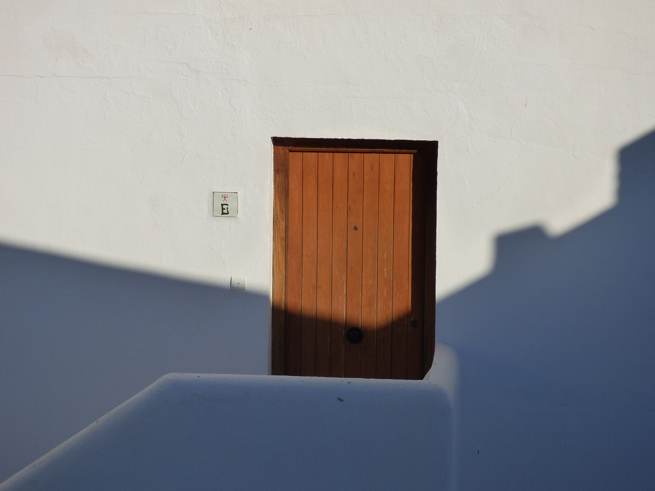 door wall shadow free photo