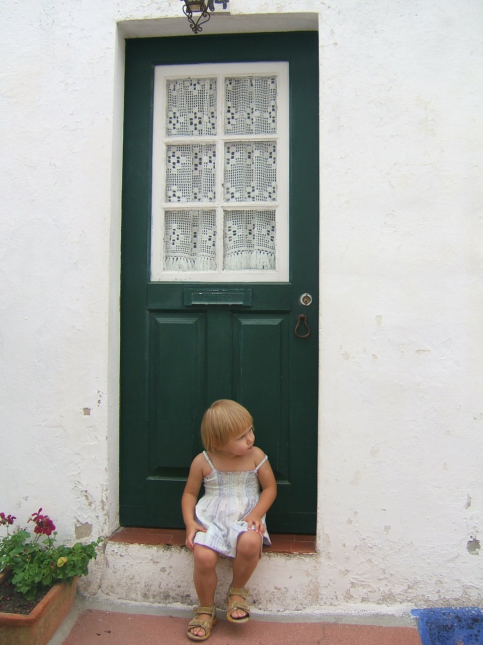 door little girl green free photo