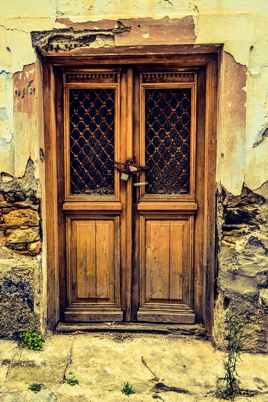 door old house damaged free photo