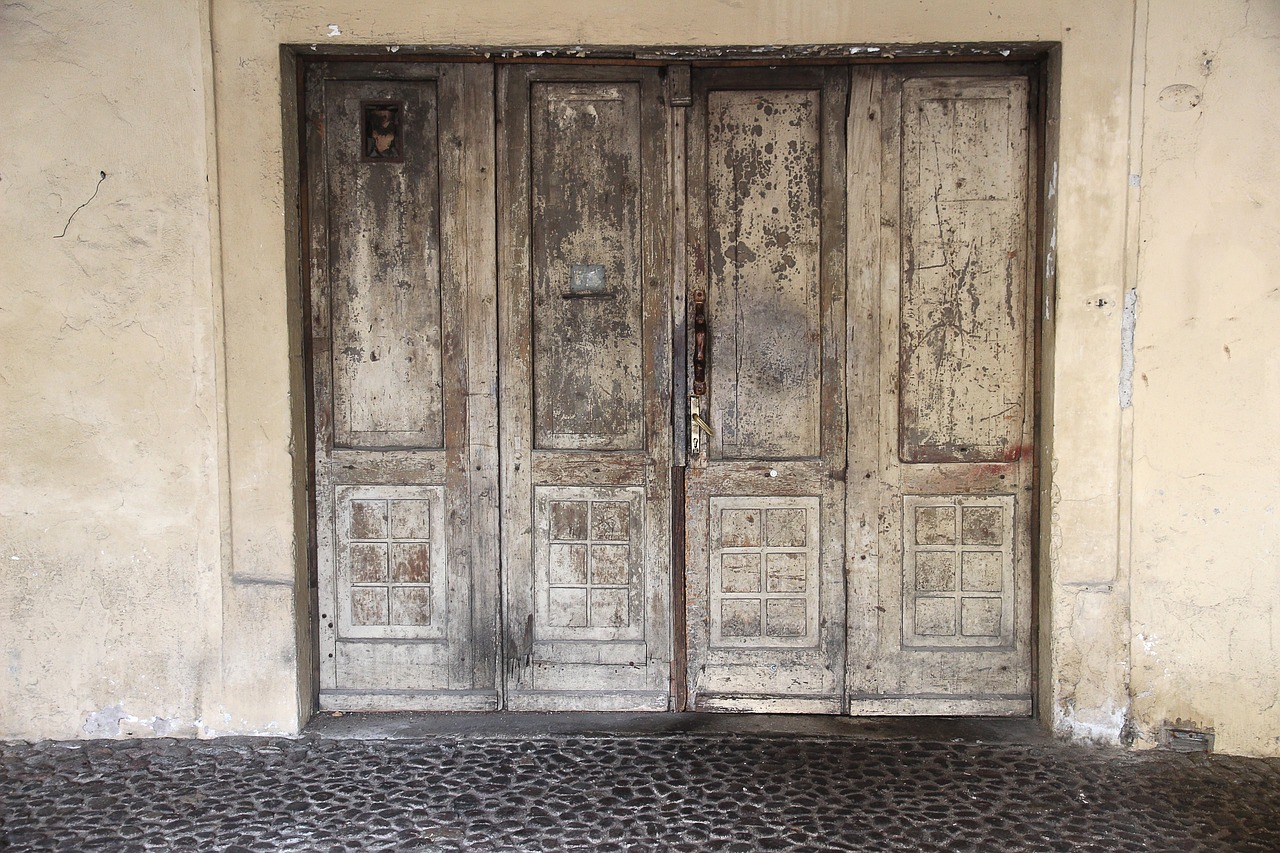 Старые потертые двери