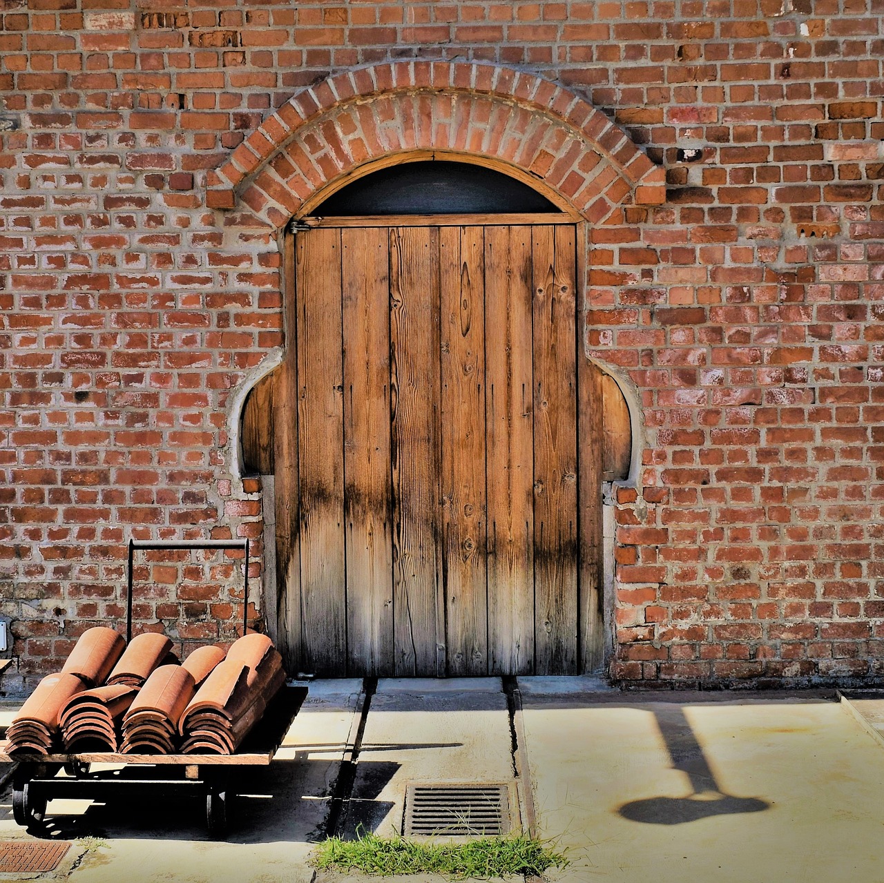 Brick and wood. Старый кирпичный завод. Старая кирпичная фабрика. Старые заводы из кирпича. Старинное кирпичное здание завода.