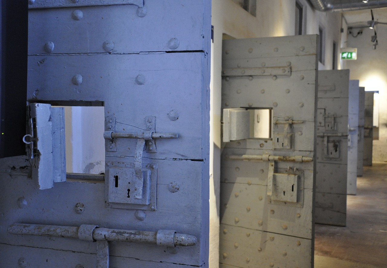 door prison cell free photo