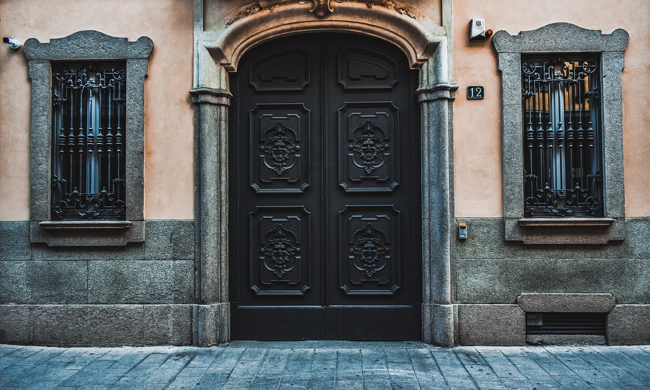 Дом милано. Венецианское окно в архитектуре. Старинная дверь Италия. Doors and Windows.