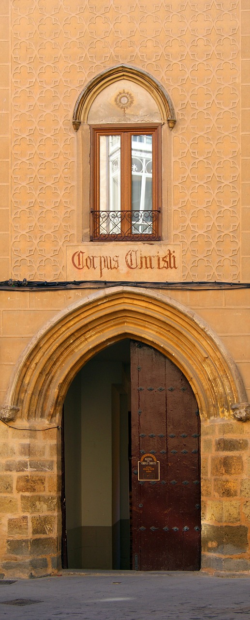 door church facade free photo