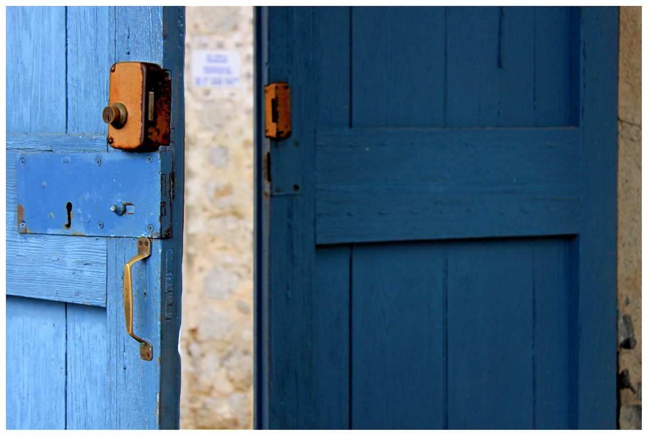 door blue castle free photo