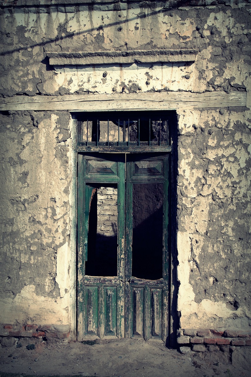 door old ruins free photo