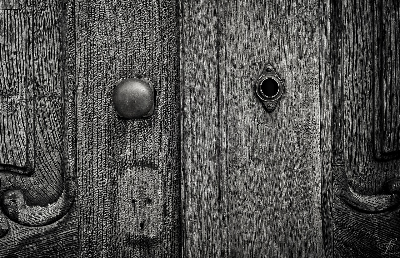 door keyhole design free photo