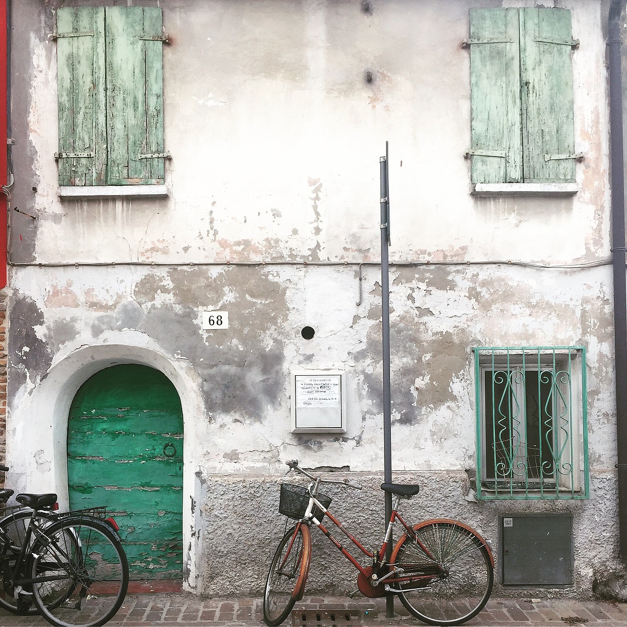 door bicycles borgo free photo