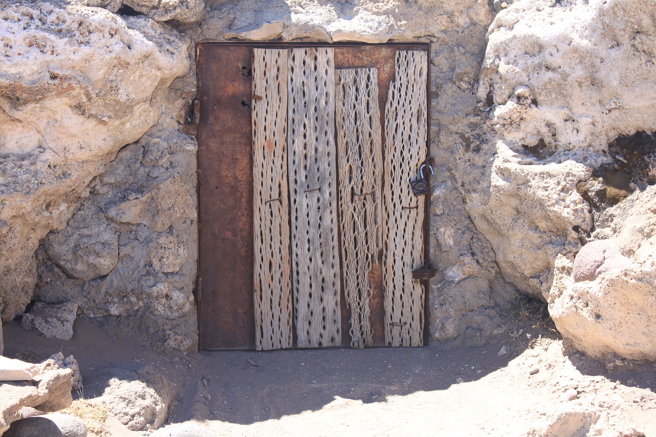 door cemetery tomb free photo