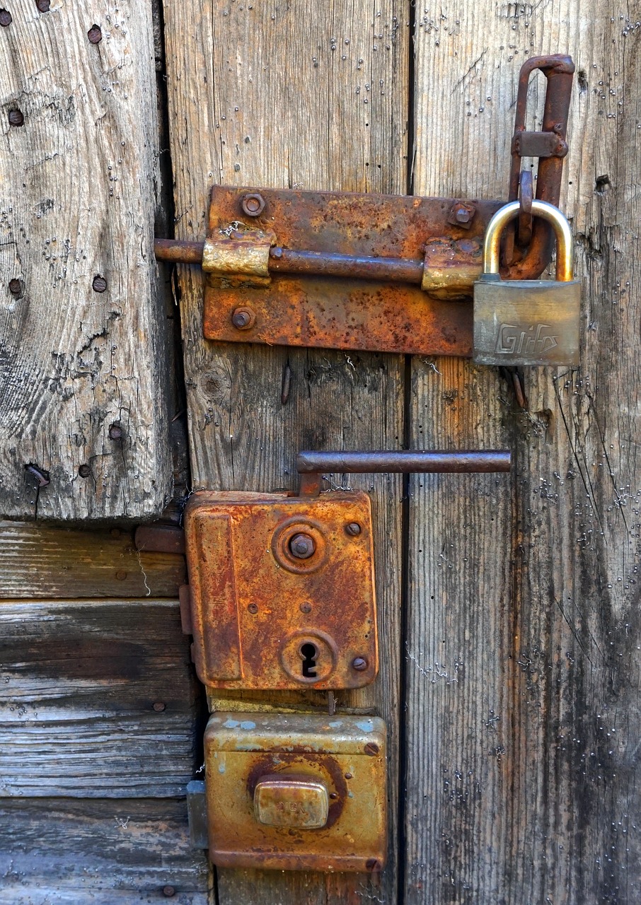 door lock  old  iron rusts free photo