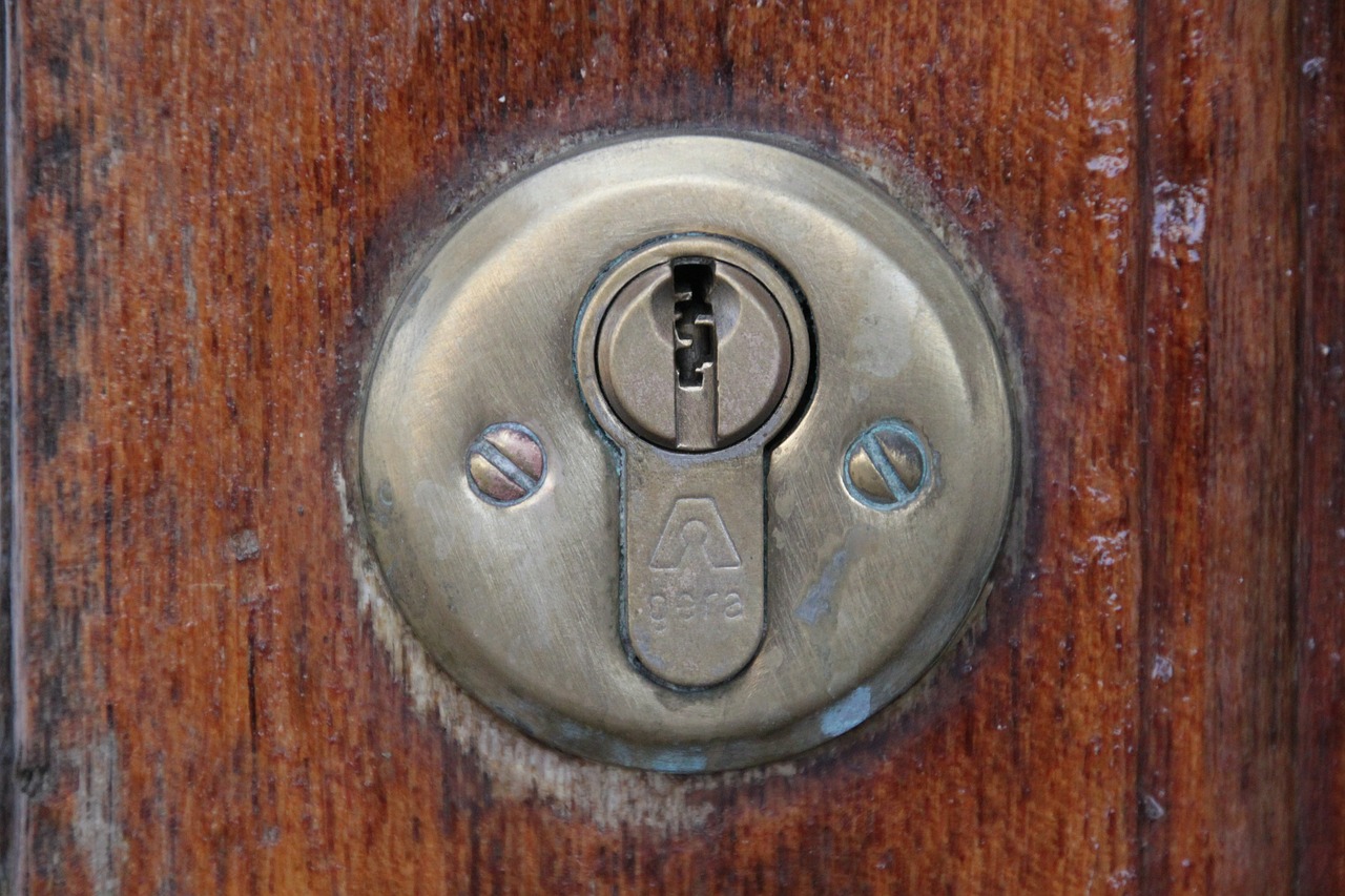 door lock castle key hole free photo