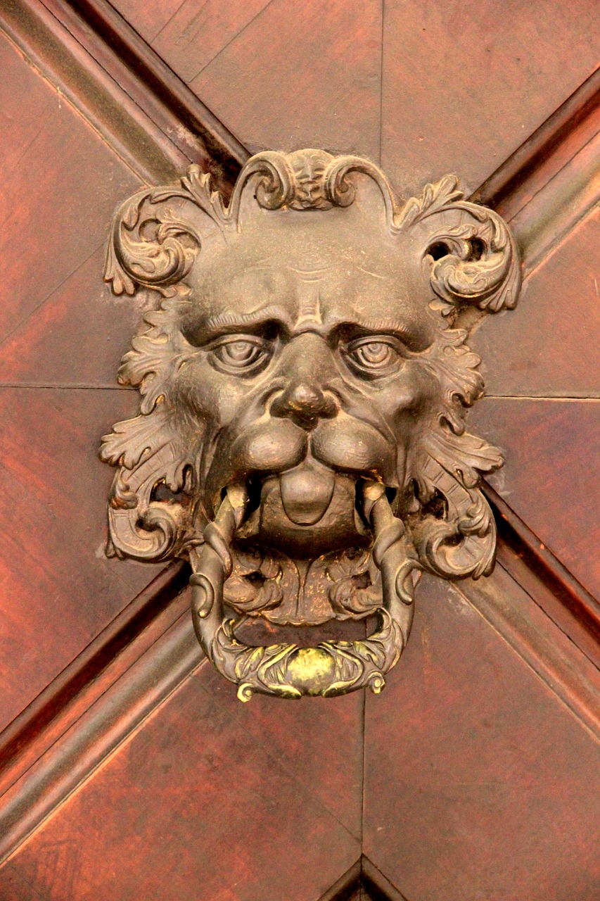 doorknocker lion door free photo