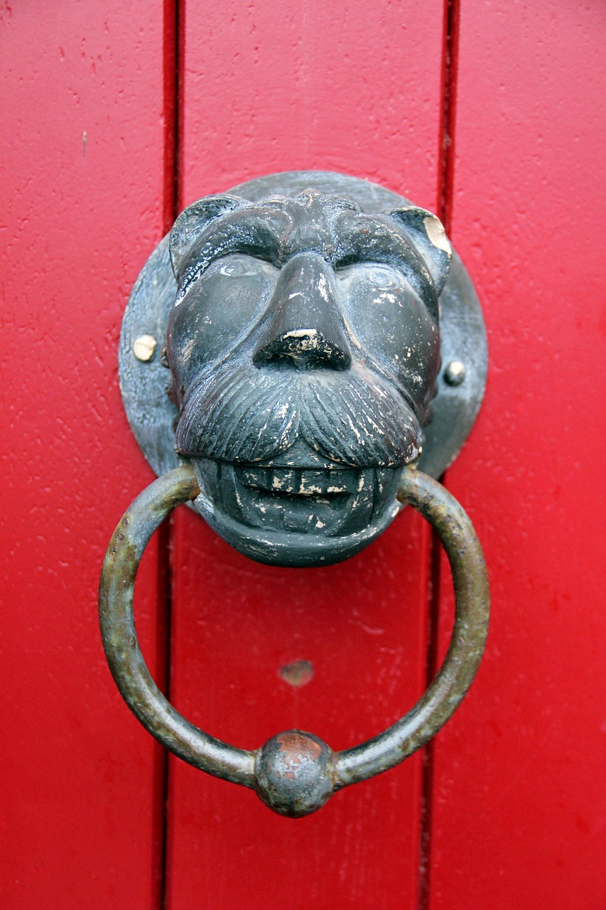 doorknocker red lion free photo