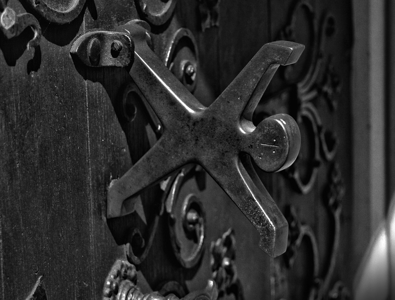 doorknocker lambertus church düsseldorf free photo