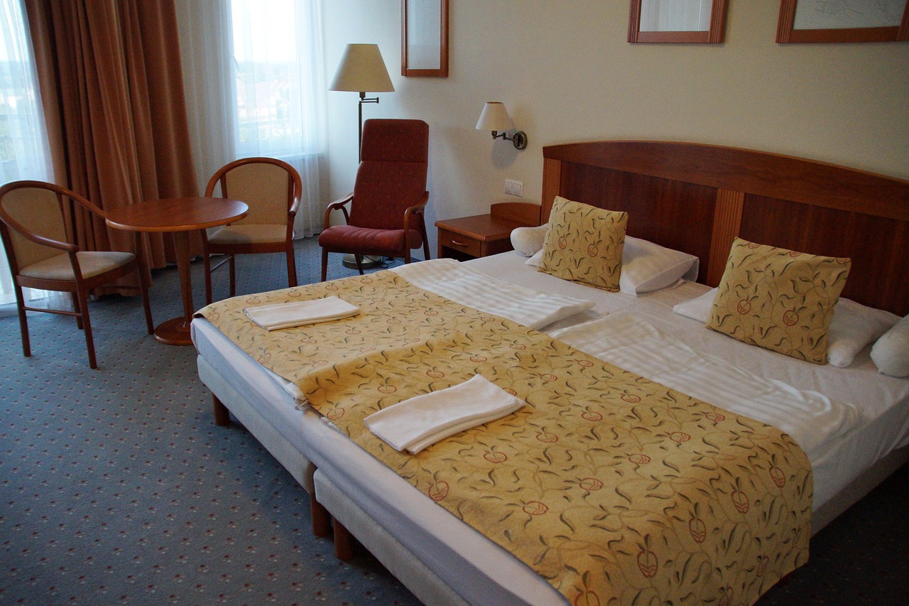 double bed hotel room free photo