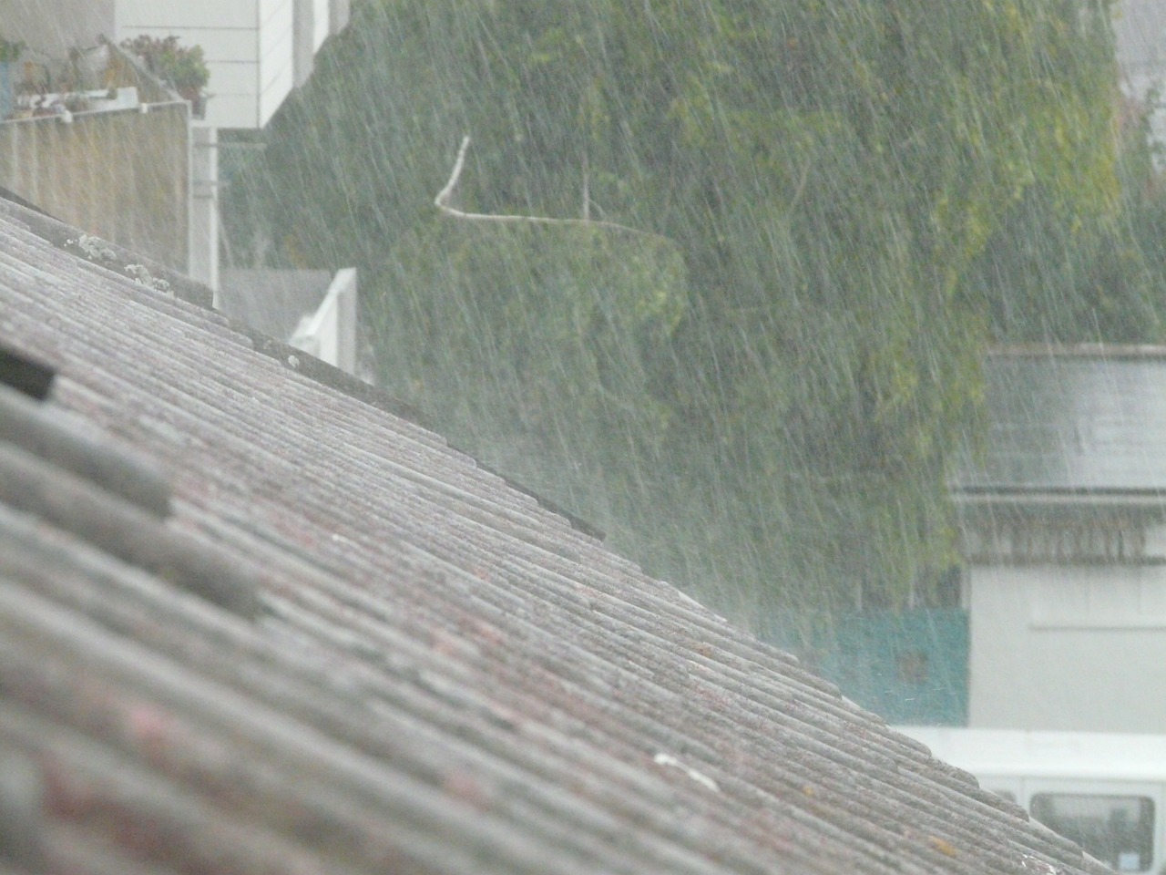 downpour roof shiver free photo