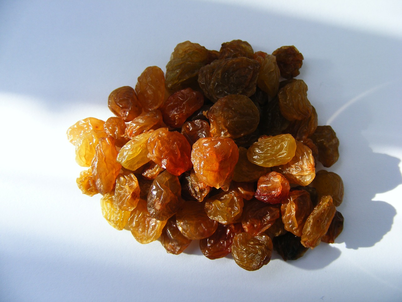 dried golden grapes free photo