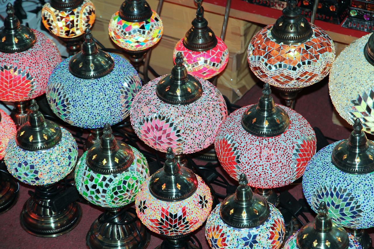Что можно привезти из дубая. Сувениры из Эмиратов. Сувениры из Дубая. Сувениры из арабских Эмиратов. Арабская лампа.