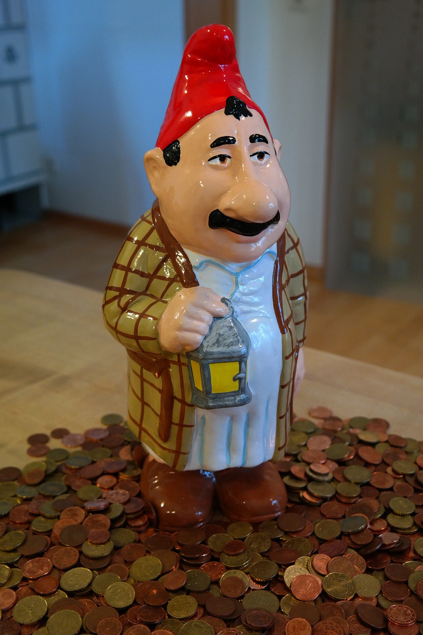 dwarf man in the money free photo