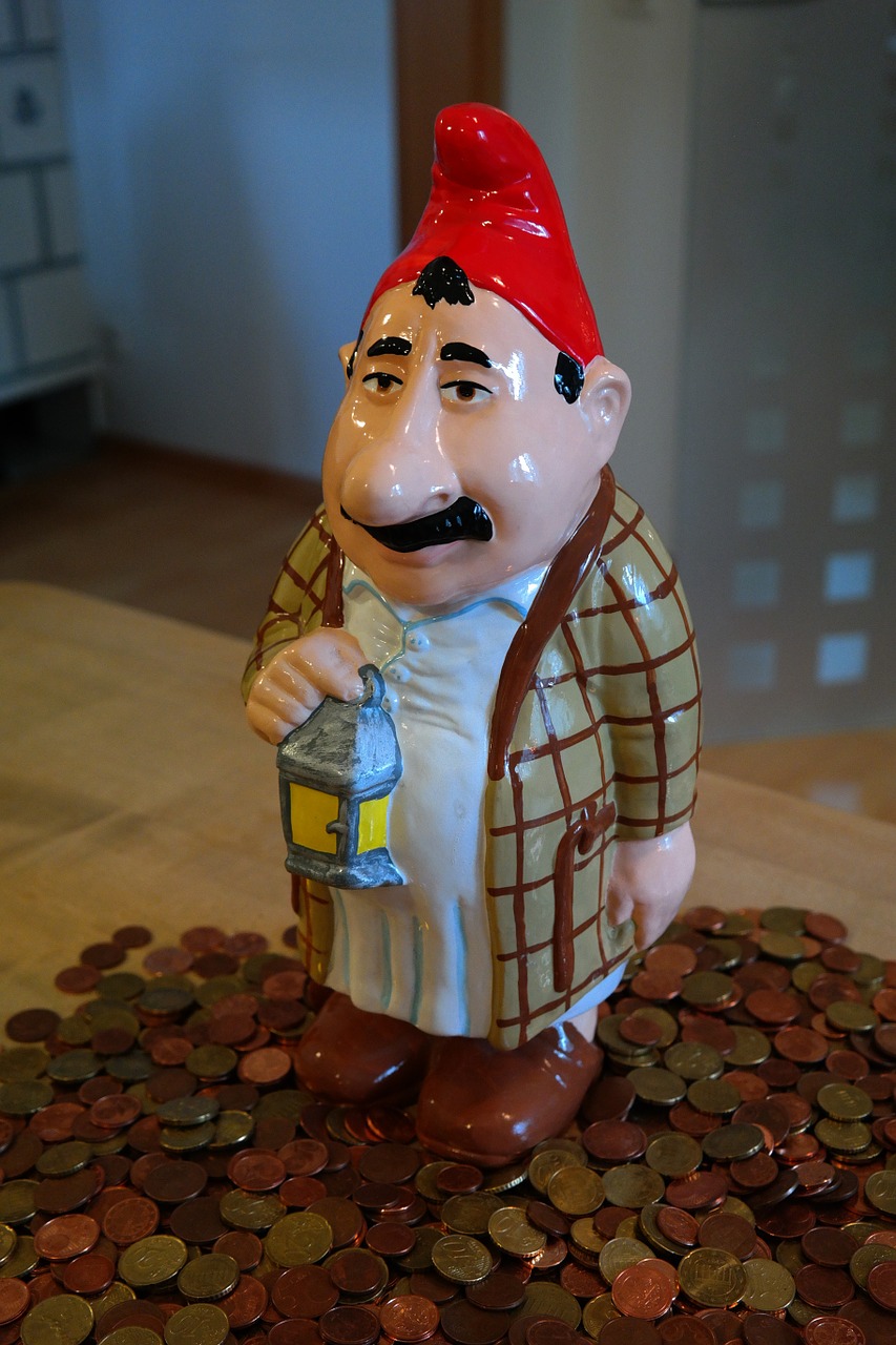 dwarf man in the money free photo