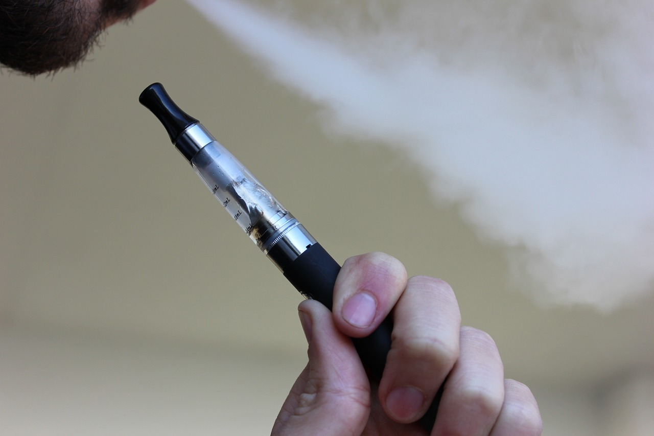 E cigarette,vaping,electronic cigarette,vaporizer,vape pen - free image from needpix.com