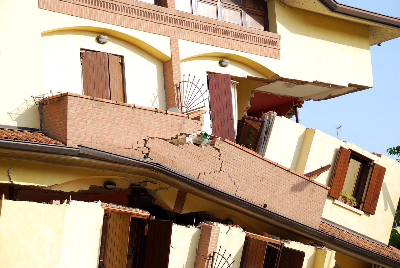 earthquake collapse house free photo