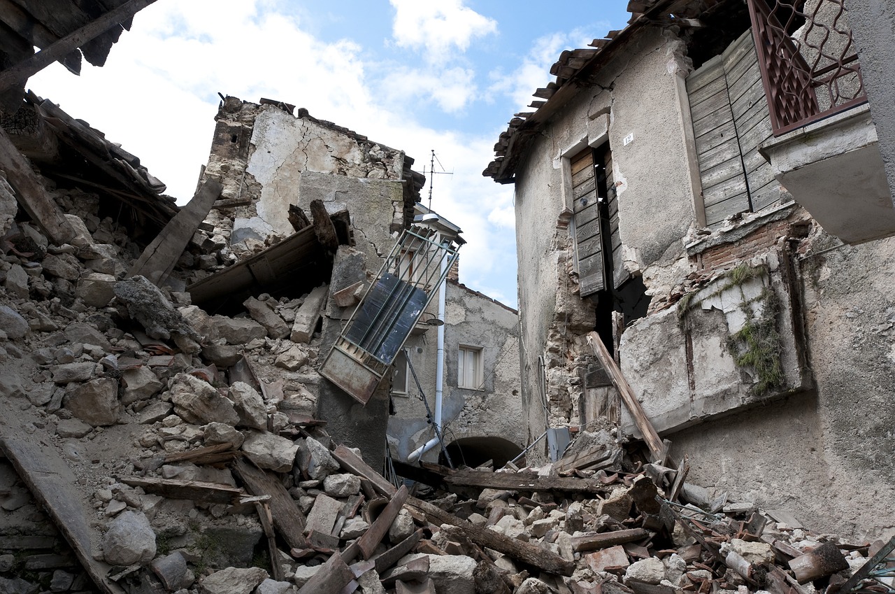 earthquake rubble l'aquila free photo