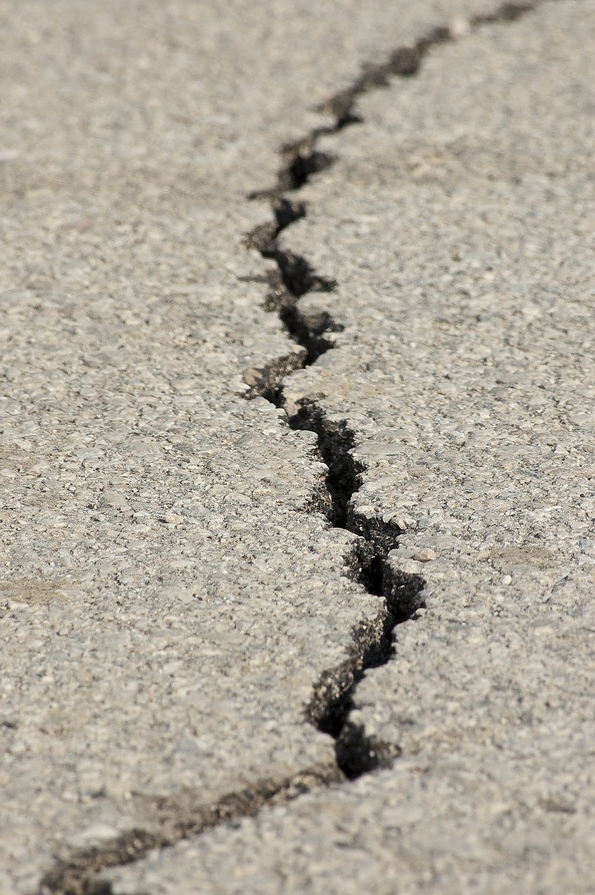 earthquake fracture asphalt free photo