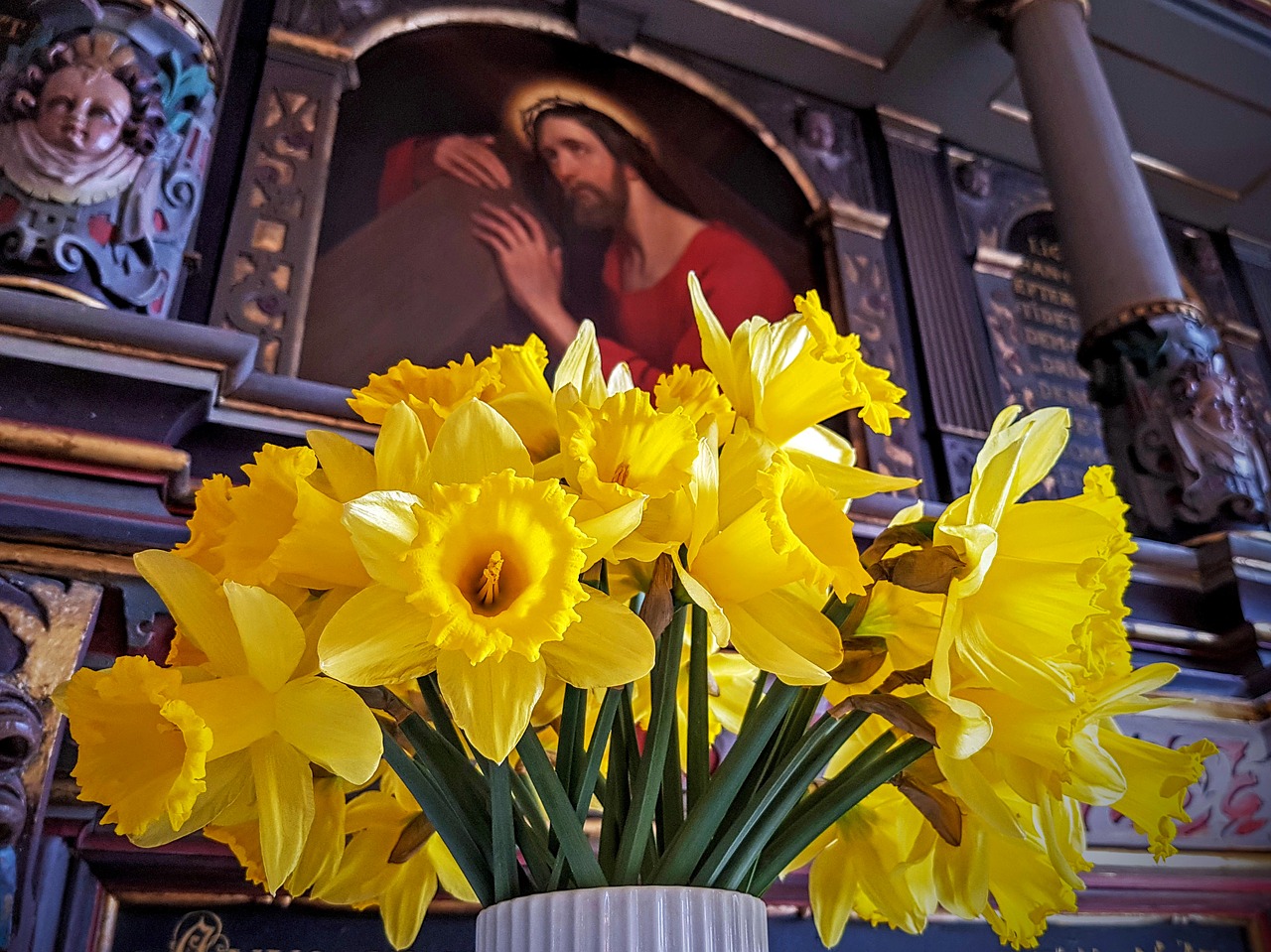 easter daffodil altar free photo