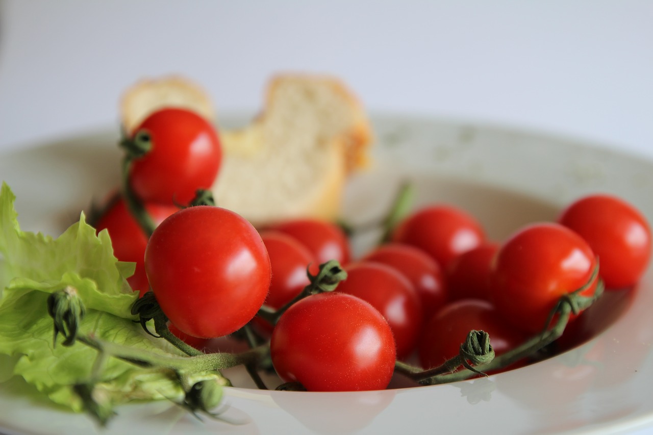 eat tomatoes food free photo