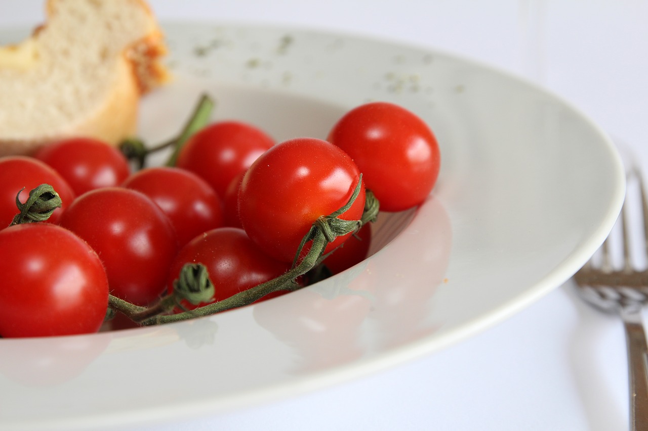 eat tomatoes food free photo