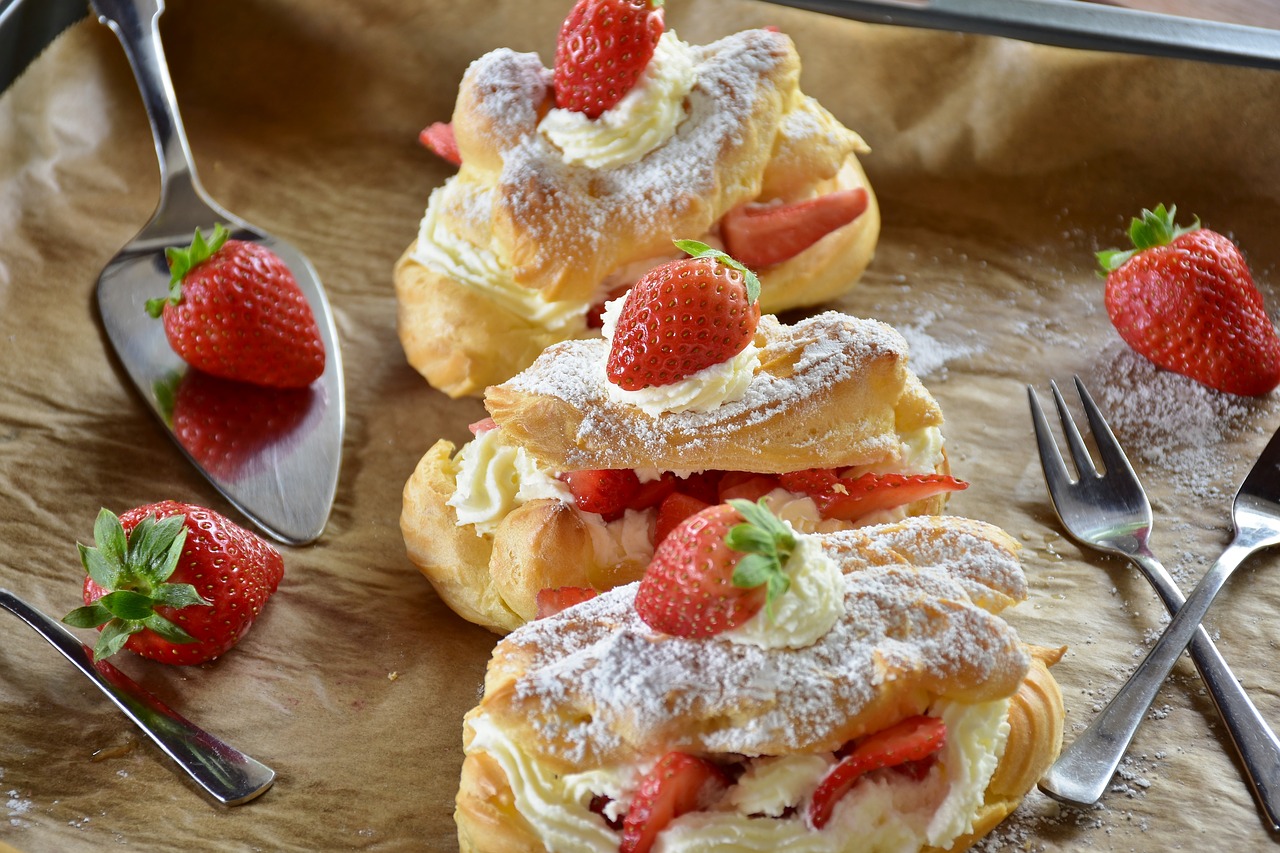 eclair  strawberry cake  strawberries free photo