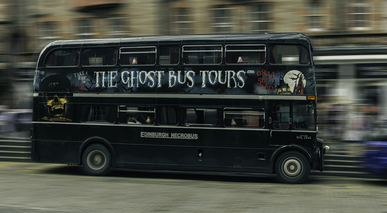 edinburgh lawnmarket bus free photo