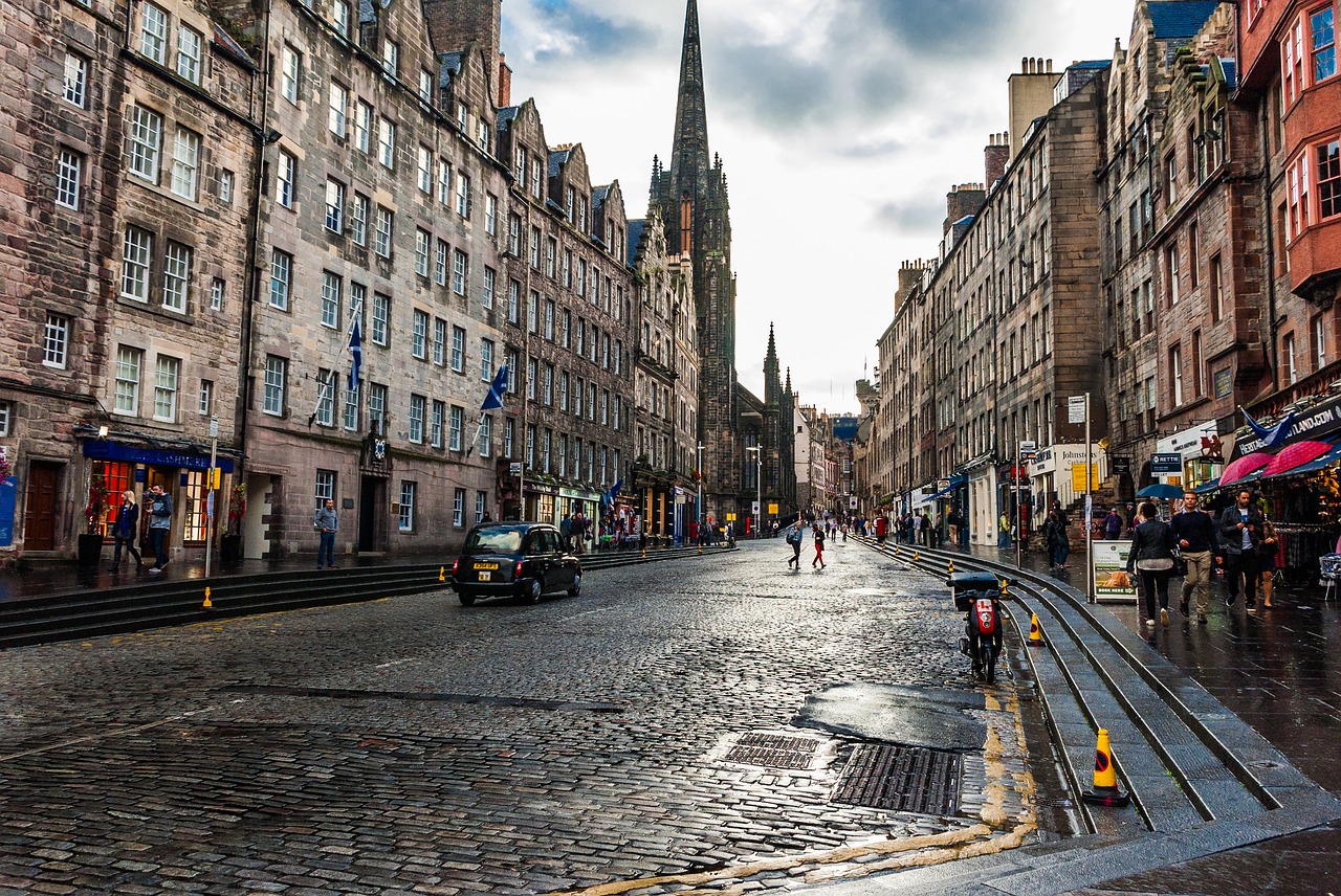 edinburgh street rain free photo