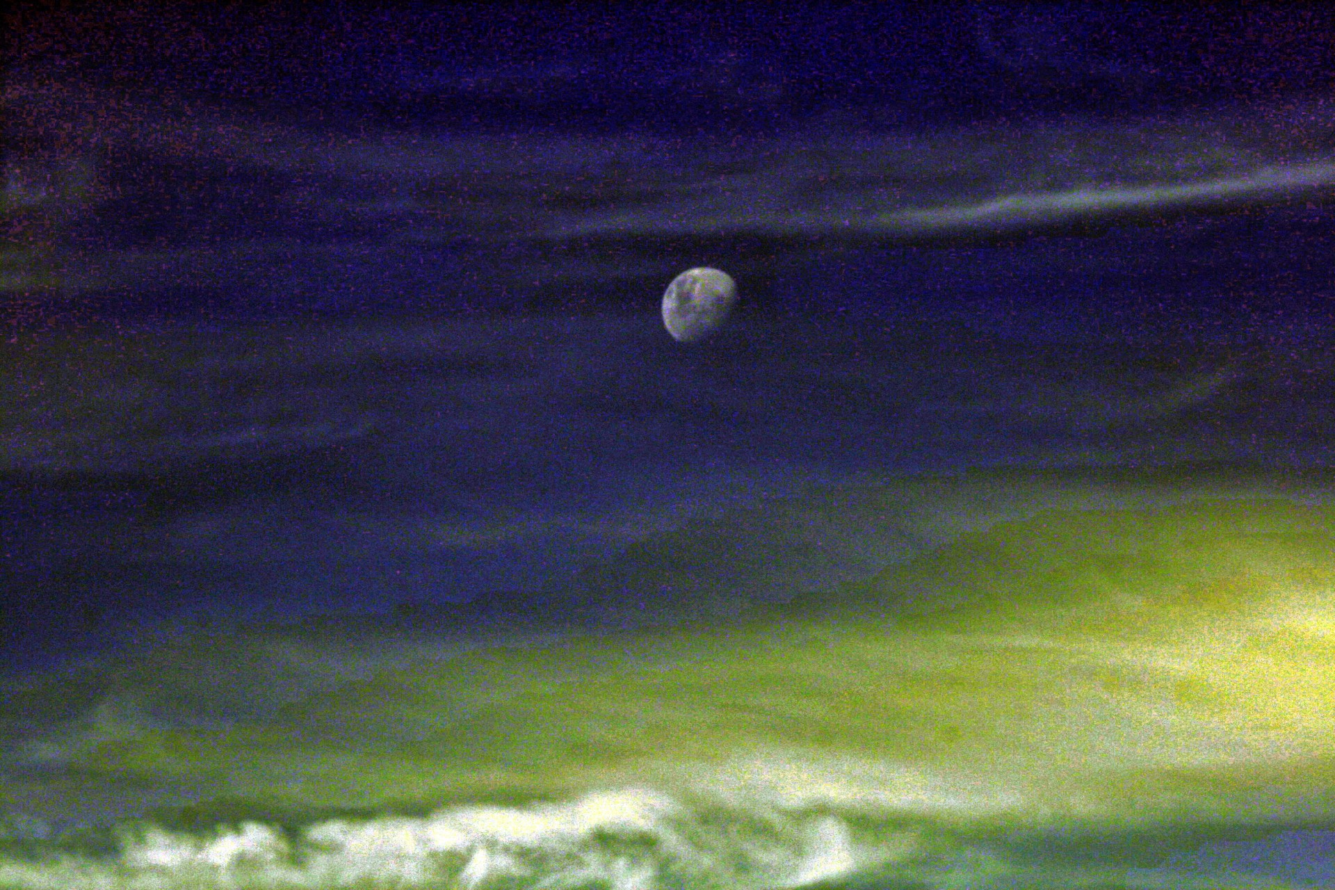 Картина небо луна. Зелёная Луна явление. Картина с зеленой луной. Текстурная картина Луна. Зелёная Луна в облаках.