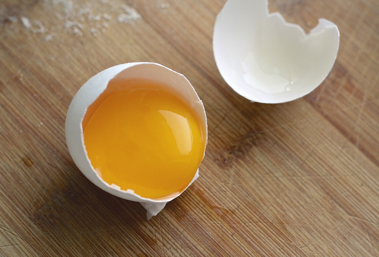 egg cracked ingredient free photo