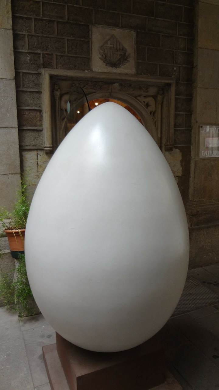 egg giant barcelona free photo