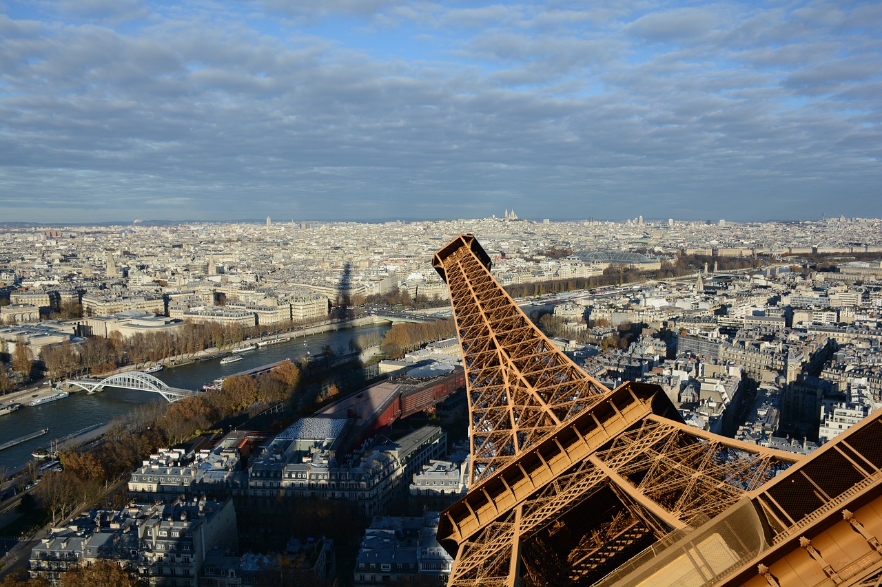 eifeltårnet  shadow  the eifel tower free photo